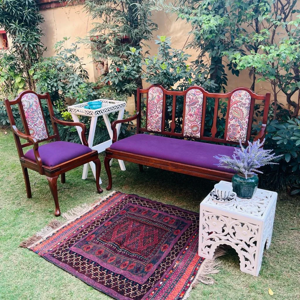 Sofa  Bench with  Vintage, Regal  Look and Curved Back and Armrests ( two and a half seater)